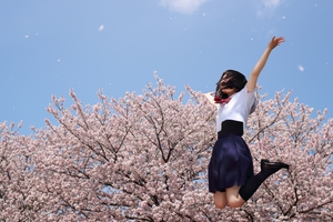 祝合格：桜をバックにジャンプ.jpg