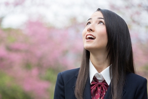 祝合格：桜を見上げる女子生徒.jpg